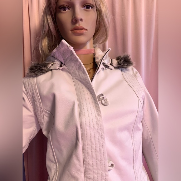 The perfect ‘winter white’ leather coat and purse ensemble ❄️ - Picture 11 of 12